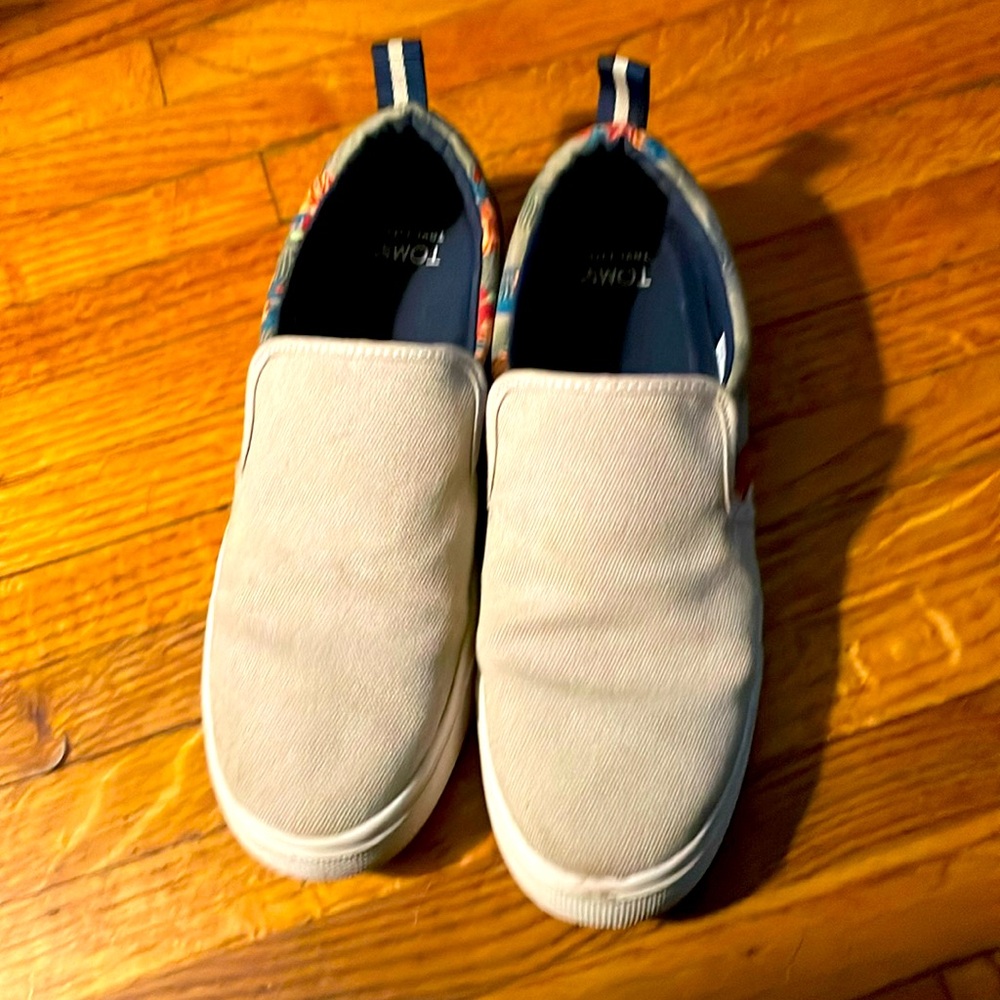 TOMS TRAVEL LITE Wm's Tan & Multicolor Floral Canvas Slip On Shoes